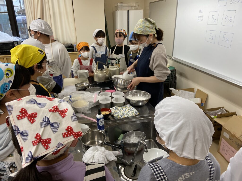 先生の手元を真剣に見つめています